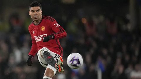Pemain Manchester United, Casemiro, tampak kecewa setelah ditaklukkan West Ham United pada laga pekan ke sembilan Liga Inggris di Stadion London, Minggu (27/10/2024). Setan Merah tumbang deng