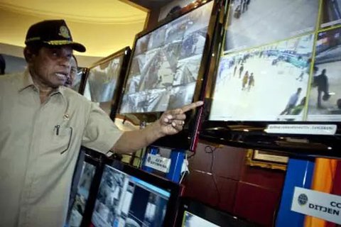 Mantan Menteri Perhubungan Freddy Numberi usai menjalani pemeriksaan di gedung KPK, Jakarta, Selasa (15/3).(Liputan6.com/Helmi Afandi)
