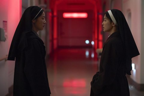 Review Film 'DARK NUNS' yang Dibintangi Song Hye Kyo, Penuh Plot Twist