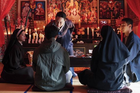 Review Film 'DARK NUNS' yang Dibintangi Song Hye Kyo, Penuh Plot Twist