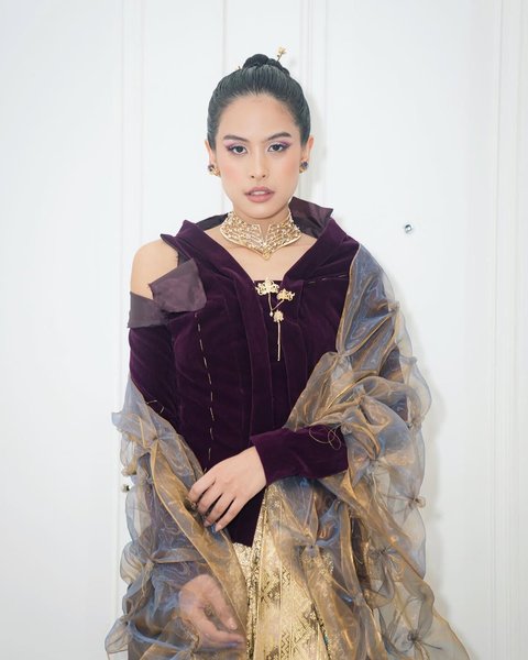 Potret Maudy Ayunda dengan Makeup Bold yang Cantik, Elegan dan Berani