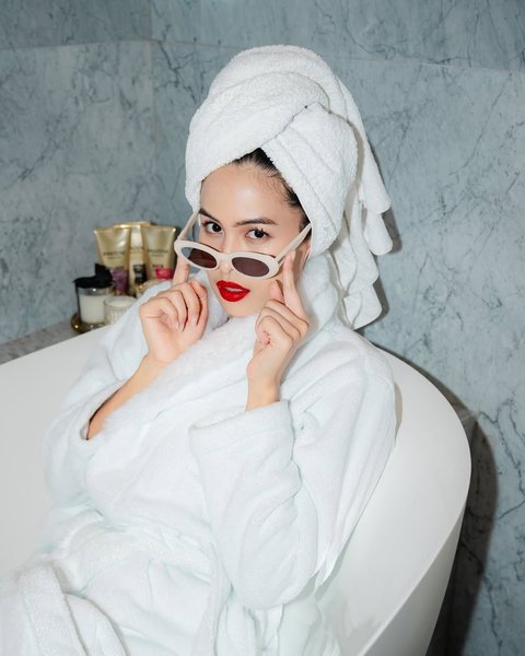 Potret Maudy Ayunda dengan Makeup Bold yang Cantik, Elegan dan Berani