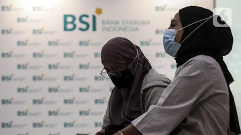Aktivitas pekerja di kantor cabang Bank Syariah Indonesia, Jakarta Selasa (2/2/2021). PT Bank Syariah Indonesia Tbk (BSI) resmi beroperasi dengan nama baru mulai 1 Februari 2021. (Liputan6.co