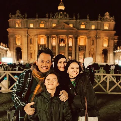 Potret Hanung Bramantyo dan Zaskia Adya Mecca Ajak Anak Umroh. (instagram/zaskiadyamecca)