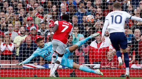 Kiper Arsenal, David Raya mengumpan bola ke rekannya saat laga lanjutan Liga Inggris 2024/2025 melawan Aston Villa di Villa Park, Birmingham, Inggris, Sabtu (24/08/2024) malam WIB. (AFP/Adria