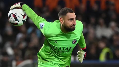 Kiper Arsenal, David Raya mengumpan bola ke rekannya saat laga lanjutan Liga Inggris 2024/2025 melawan Aston Villa di Villa Park, Birmingham, Inggris, Sabtu (24/08/2024) malam WIB. (AFP/Adria