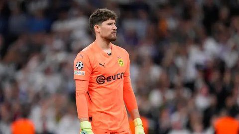 Kiper Arsenal, David Raya mengumpan bola ke rekannya saat laga lanjutan Liga Inggris 2024/2025 melawan Aston Villa di Villa Park, Birmingham, Inggris, Sabtu (24/08/2024) malam WIB. (AFP/Adria