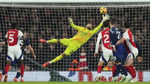 Kiper Arsenal, David Raya mengumpan bola ke rekannya saat laga lanjutan Liga Inggris 2024/2025 melawan Aston Villa di Villa Park, Birmingham, Inggris, Sabtu (24/08/2024) malam WIB. (AFP/Adria