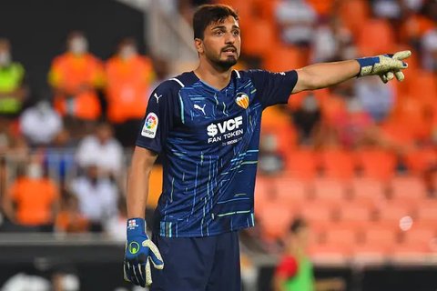 Kiper Arsenal, David Raya mengumpan bola ke rekannya saat laga lanjutan Liga Inggris 2024/2025 melawan Aston Villa di Villa Park, Birmingham, Inggris, Sabtu (24/08/2024) malam WIB. (AFP/Adria