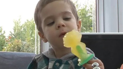 Anak yang gemar makan biskuit dan cokelat bisa terhindar dari gigi rusak.  (Foto: goenglishmagazine.es)