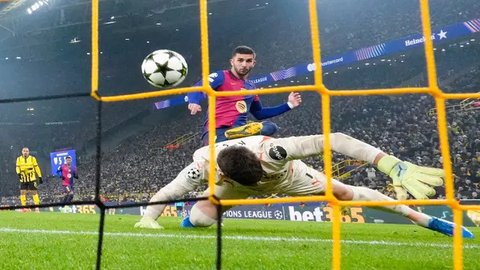 Pemain Barcelona, Raphinha, melakukan selebrasi setelah mencetak gol ke gawang Bayern Munchen, dalam laga matchday tiga Liga Champions 2024/2025 di Estadi Olimpic Lluis Companys, Kamis (24/10