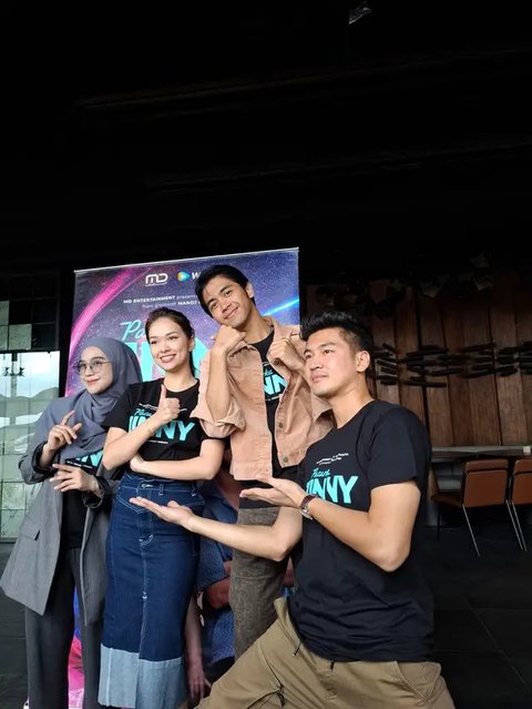 Rebecca Klopper tampil memukau dengan gaya vintage elegan di pesta ulang tahunnya ke-23. [@rklopper].
