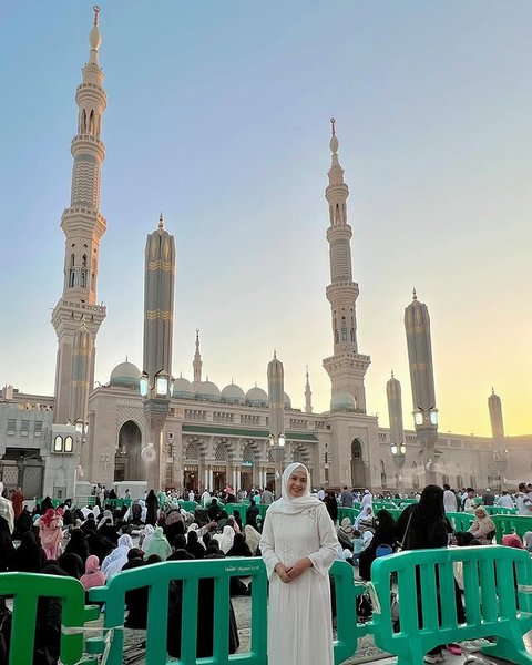 Penampilan Ira Wibowo Berhijab Saat Umrah Bikin Pangling, Ungkap Hal Istimewa Ini Ketika di Tanah Suci