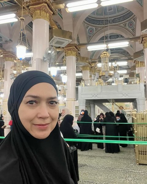 Penampilan Ira Wibowo Berhijab Saat Umrah Bikin Pangling, Ungkap Hal Istimewa Ini Ketika di Tanah Suci