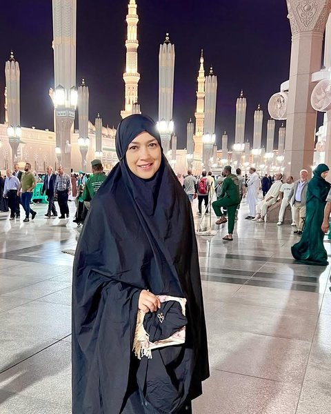 Penampilan Ira Wibowo Berhijab Saat Umrah Bikin Pangling, Ungkap Hal Istimewa Ini Ketika di Tanah Suci
