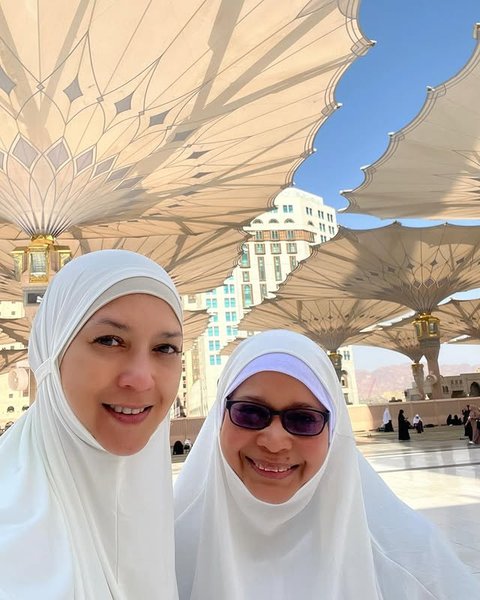 Penampilan Ira Wibowo Berhijab Saat Umrah Bikin Pangling, Ungkap Hal Istimewa Ini Ketika di Tanah Suci