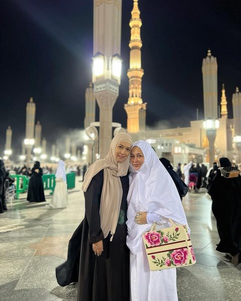 Penampilan Ira Wibowo Berhijab Saat Umrah Bikin Pangling, Ungkap Hal Istimewa Ini Ketika di Tanah Suci