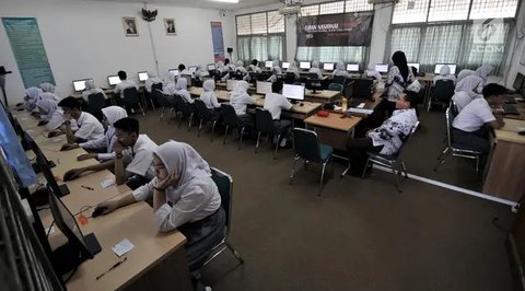Suasana hari pertama pelaksanaan Ujian Tulis Berbasis Komputer (UTBK) Seleksi Nasional Berbasis Tes (SNBT) di Universitas Jember. (Istimewa)