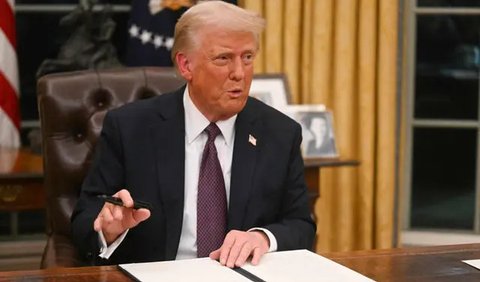 Presiden ke-47 AS Donald Trump menandatangi perintah eksekutif salah satunya membebaskan penyerang tragedi 6 Januari 2021 di Gedung Capitol. (AP/Evan Vucci)