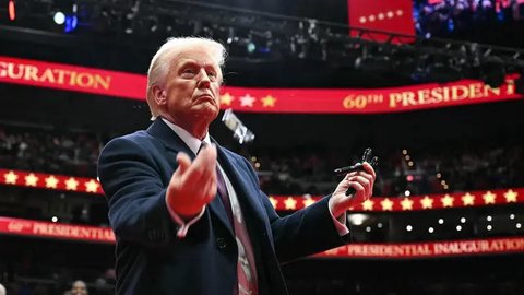 Presiden ke-47 AS Donald Trump menandatangi perintah eksekutif salah satunya membebaskan penyerang tragedi 6 Januari 2021 di Gedung Capitol. (AP/Evan Vucci)