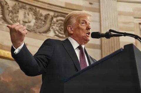 Presiden ke-47 AS Donald Trump menandatangi perintah eksekutif salah satunya membebaskan penyerang tragedi 6 Januari 2021 di Gedung Capitol. (AP/Evan Vucci)