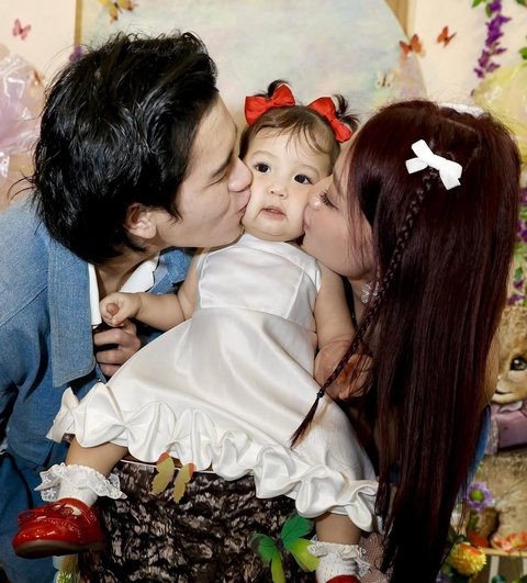 7 Potret Julian Jacob dengan Sang Putri yang Bikin Gemas, Disebut Netizen Bak Boneka