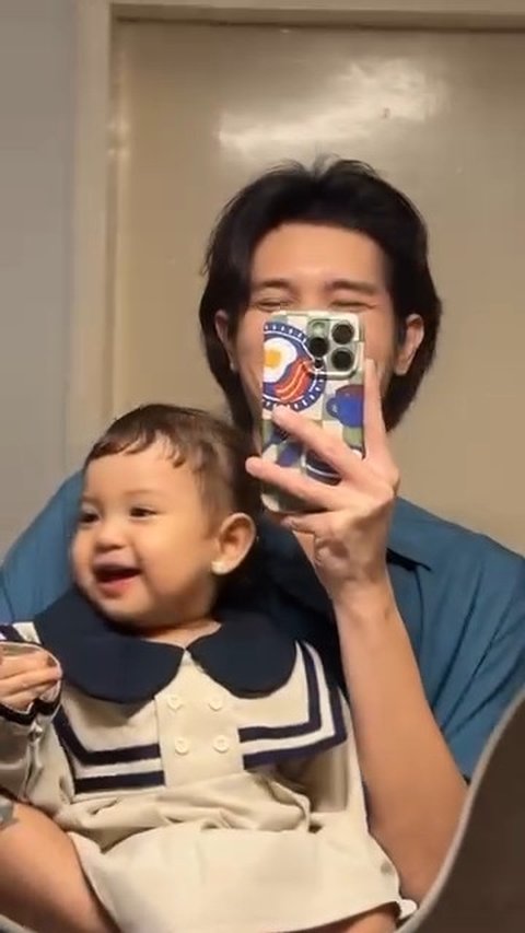 7 Potret Julian Jacob dengan Sang Putri yang Bikin Gemas, Disebut Netizen Bak Boneka