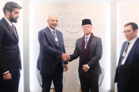 Menlu RI Sugiono melakukan pertemuan bilateral dengan Wakil Presiden Yaman Aidarous al-Zubaidi di sela-sela World Economic Forum 2025, Rabu (22/1/2025). (Dok. Kemlu RI)