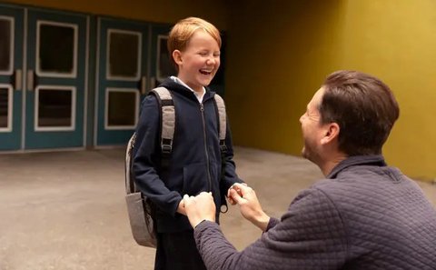 Ilustrasi seorang ibu memberikan edukasi identitas gender ke anaknya.  (Gustavo Fring/pexels.com)