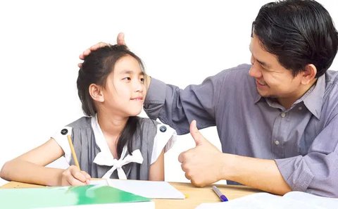 Ilustrasi seorang ibu memberikan edukasi identitas gender ke anaknya.  (Gustavo Fring/pexels.com)