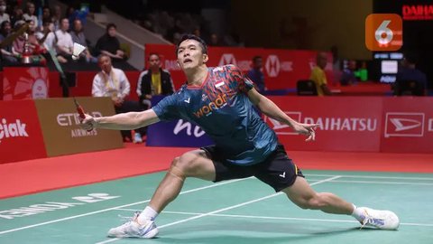 Drama kejar-kejaran skor mewarnai duel Jonatan Christie dengan Lin Chun-Yi. Namun Jojo akhirnya sukses mengunci kemenangan dengan skor 21-9, 10-21, dan 21-15. (Bola.com/M Iqbal Ichsan) (Bola.com/M Iqbal Ichsan)