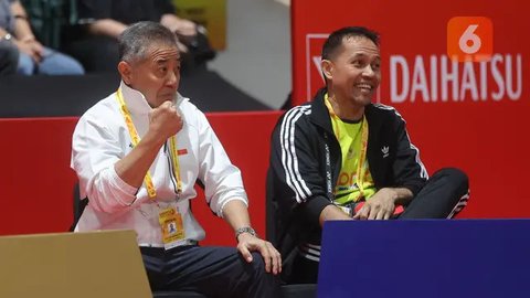 Pelatih Tunggal putra Indonesia, Mulyo Handoyo, memberikan dukungan kepada Jonatan Christie saat melawan wakil Chinese Taipei, Lin Chun-Yi, pada babak 16 besar Indonesia Masters 2025 di Istora Senayan, Jakarta, Kamis (23/1/2025). (Bola.com/M Iqbal Ichsan)