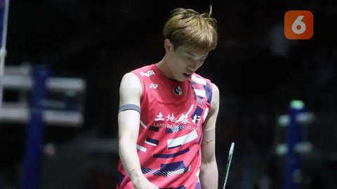 Tunggal putra Chinese Taipei, Lin Chun-Yi, tertunduk lesu setelah ditaklukkan wakil Indonesia, Jonatan Christie pada babak 16 besar Indonesia Masters 2025 di Istora Senayan, Jakarta, Kamis (23/1/2025). Jojo menang dengan skor 21-9, 10-21, dan 21-15. (Bola.com/M Iqbal Ichsan)