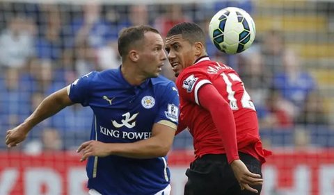 Gelandang Leicester, Danny Drinkwater, merayakan gol yang dicetaknya ke gawang Liverpool pada laga Premier League di Stadion King Power, Leicester, Senin (27/2/2017). (AFP/Adrian Dennis)