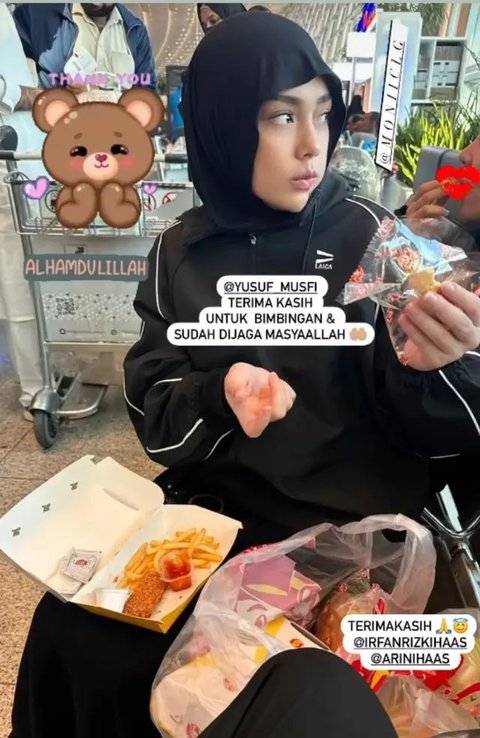 Tampilan Serba Hitam Celine Evangelista saat Umrah Setelah Mualaf. [@celine_evangelista]