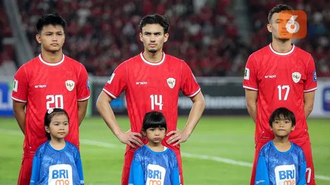 Shayne Pattynama dengan balutan jersey anyar Timnas Indonesia yang diluncurkan, Kamis (23/1/2025). (Dok. Erspo)