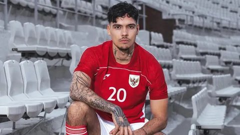 Sandy Walsh mengenakan jersey kandang baru Timnas Indonesia yang diluncurkan, Kamis (23/1/2025). (Dok. Erspo)