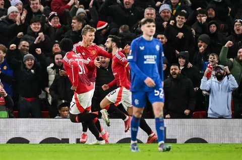 Gelandang Manchester United asal Portugal #08, Bruno Fernandes (Kanan), merayakan gol kedua bagi timnya dalam pertandingan Liga Eropa UEFA antara Manchester United dan Glasgow Rangers di s