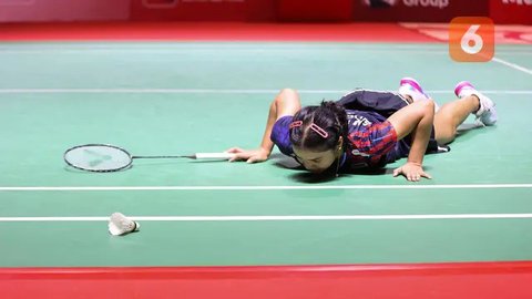 Pertandingan dimenangi Gregoria dengan skor 21-13, 15-21, 21-14. (Bola.com/Abdul Aziz)