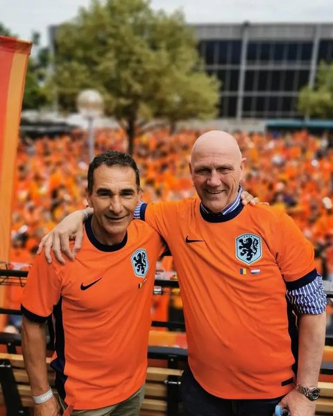 Gerald Vanenburg (kiri), legenda Timnas Belanda kini menjadi asisten pelatih Timnas Indonesia. (AFP)