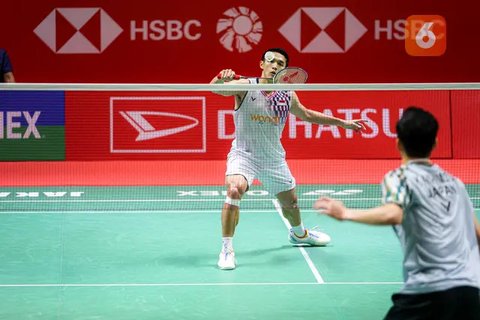 Tunggal putra Indonesia, Jonatan Christie, tersenyum setelah berhasil menaklukkan wakil Chinese Taipei, Lin Chun-Yi, pada babak 16 besar Indonesia Masters 2025 di Istora Senayan, Jakarta, Kam