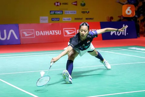 Tunggal putra Indonesia, Jonatan Christie, tersenyum setelah berhasil menaklukkan wakil Chinese Taipei, Lin Chun-Yi, pada babak 16 besar Indonesia Masters 2025 di Istora Senayan, Jakarta, Kam
