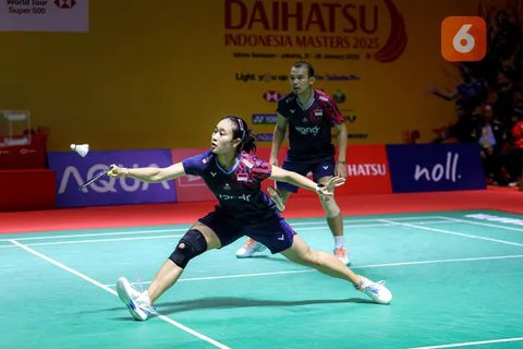 Pebulu tangkis tunggal putra Indonesia, Jonatan Christie berusaha menjangkau kok pukulan dari wakil Jepang, Kenta Nishimoto pada laga perempat final Indonesia Masters 2025 di Istora Senaya