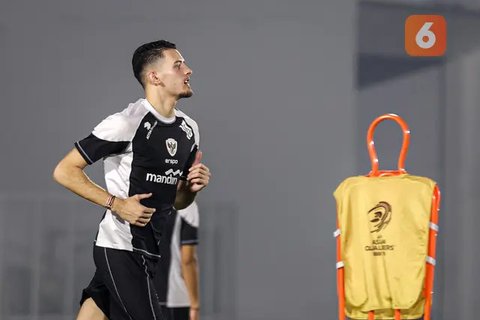 Bek tengah Wolverhampton Wanderers U-21 yang baru bermain di Premier League 2 dan belum sekalipun membela tim senior Wolves di Premier League, Justin Hubner yang merupakan pemain naturalisasi