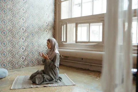 Rekomendasi skincare yang bisa kamu gunakan untuk merawat kulit lebih mendalam di musim hujan.