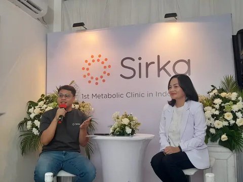 Menimbang Berat Badan (Sumber: Freepik)