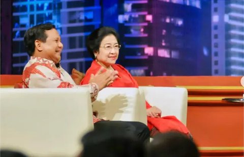 Potret keakraban Menhan Prabowo Subianto dengan Presiden ke-5 RI Megawati Soekarnoputri saat menghadiri upacara HUT ke-77 RI. (Youtube Sekretariat Presiden)