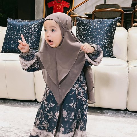 Potret Gemas Ameena dan Azura Anak Aurel Hermansyah dan Atta Halilintar Tampil Berhijab