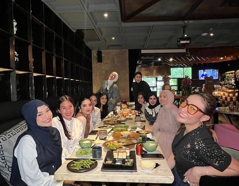 Potret Geng Artis Cendol Kembali Gelar Arisan di Awal 2025, Tetap Kompak dan Positif Vibes