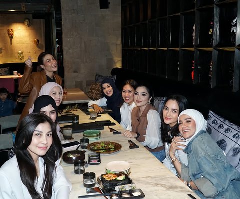 Potret Geng Artis Cendol Kembali Gelar Arisan di Awal 2025, Tetap Kompak dan Positif Vibes